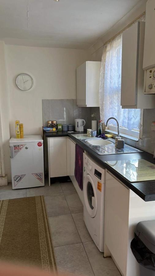 דירות Luton Town House Near Airport מראה חיצוני תמונה