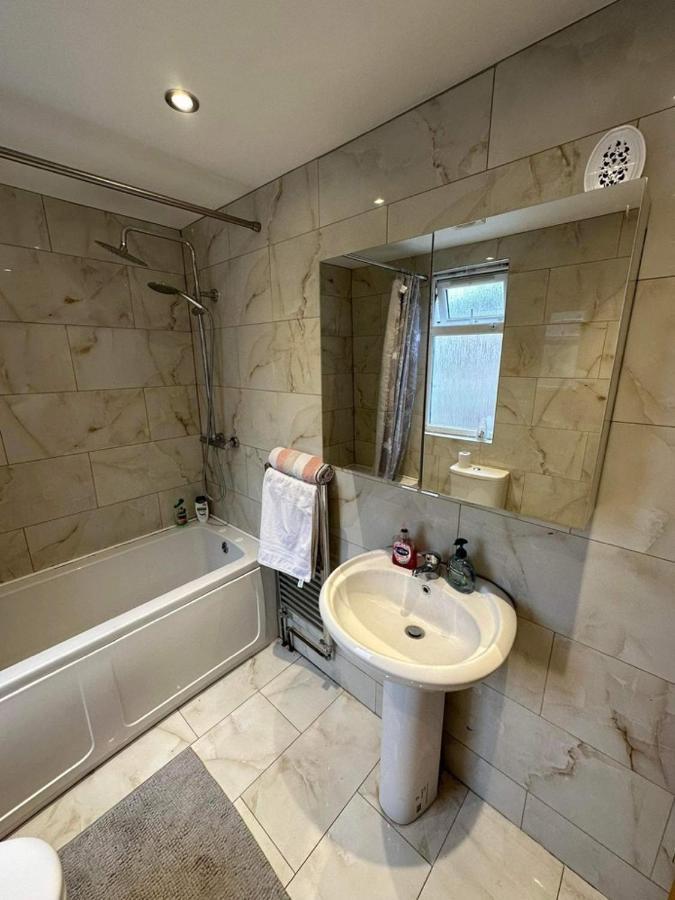 דירות Luton Town House Near Airport מראה חיצוני תמונה