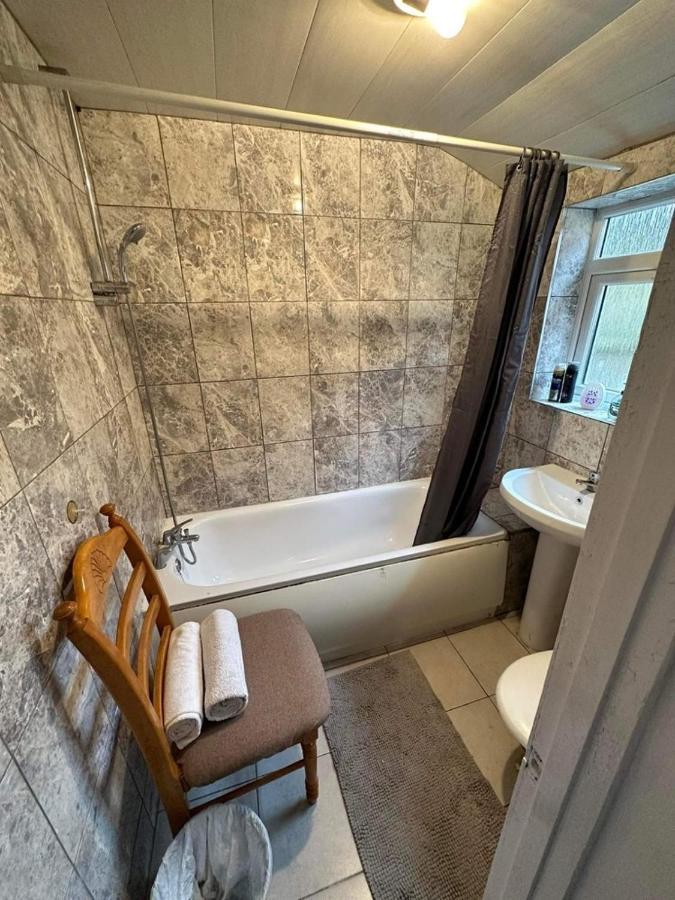 דירות Luton Town House Near Airport מראה חיצוני תמונה