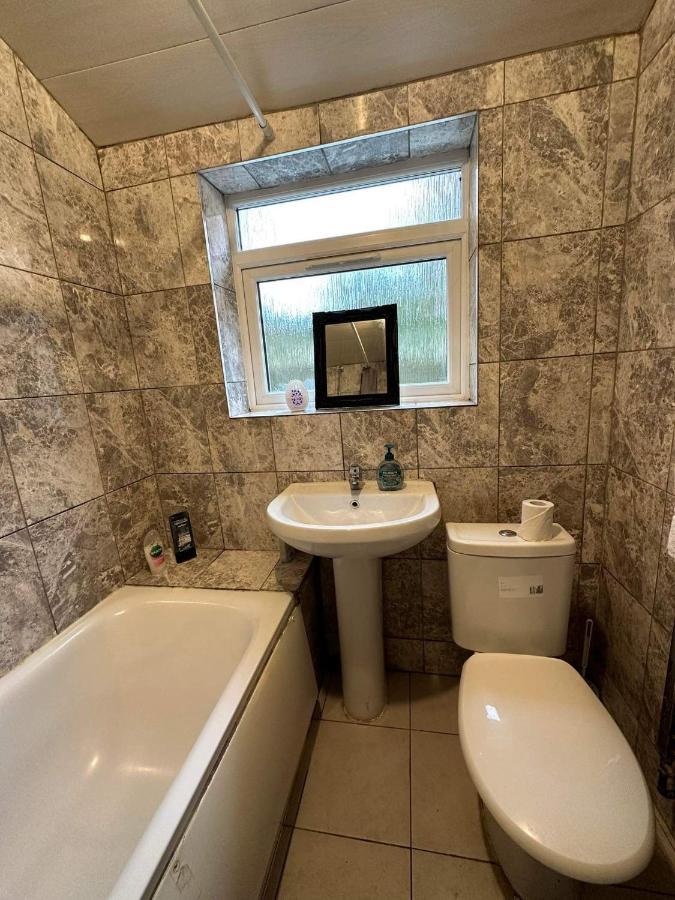 דירות Luton Town House Near Airport מראה חיצוני תמונה